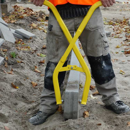 Kantsteinaklemma fyrir forsteyptar einingar og kantsteina