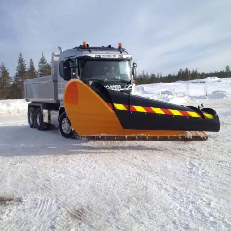 Snjómokstur með stórum föstum kastplóg