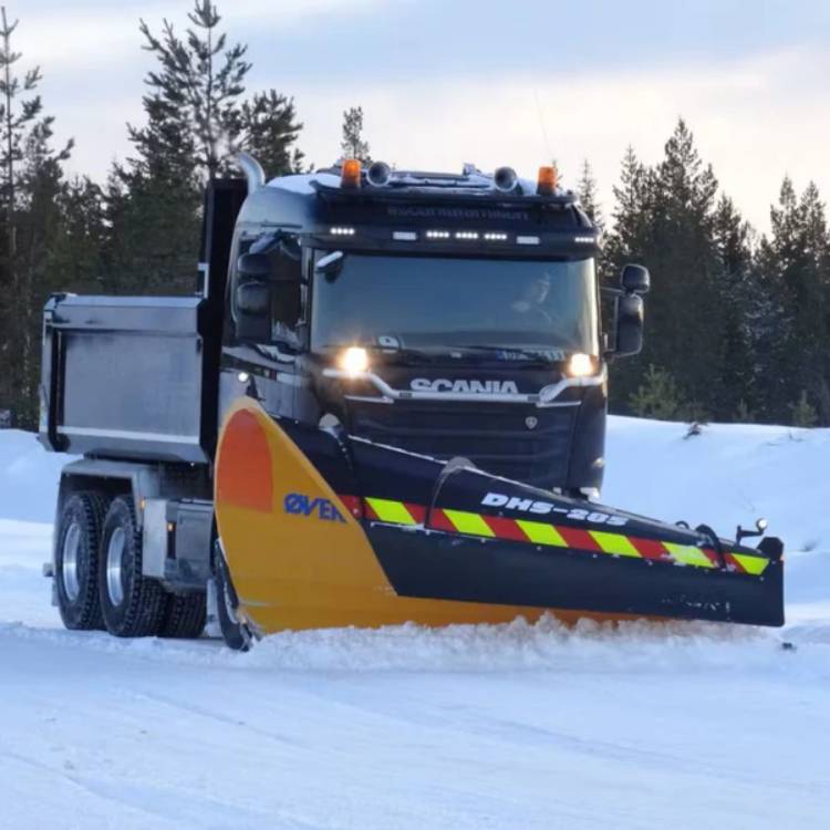 Fastur kastplógur á vörubíl við snjómokstur