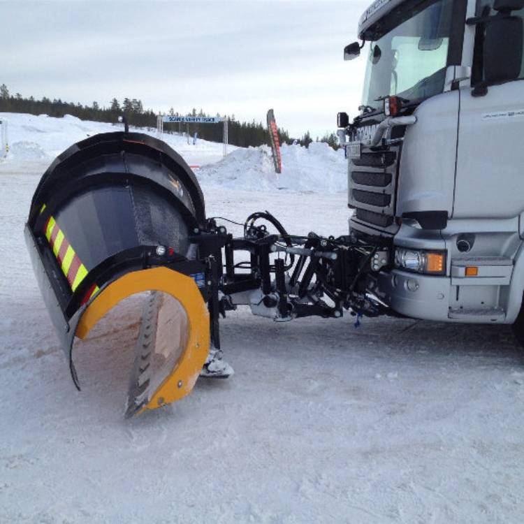 Kastplógar með skekkingargráðu á vörubíl