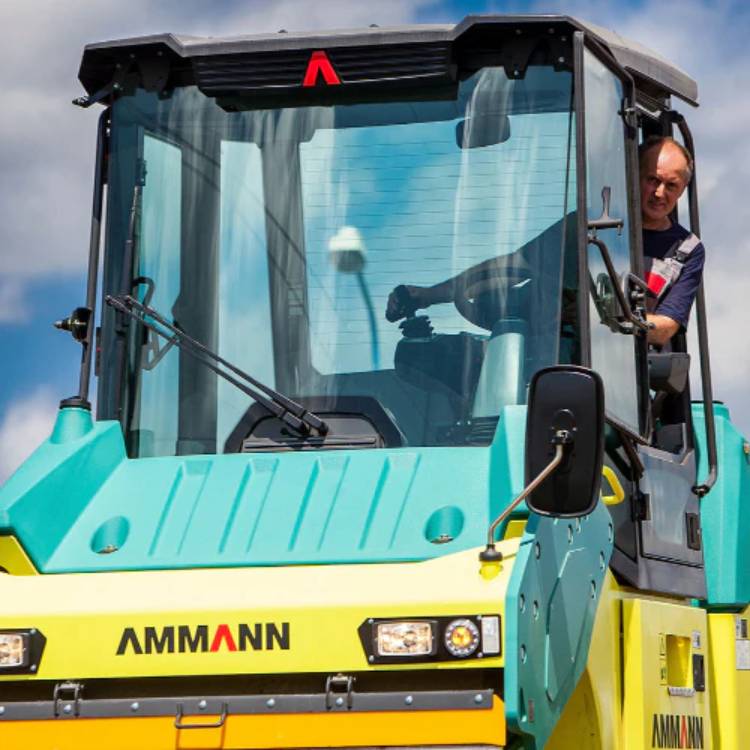 Stjórnandi með góða yfirsýn í malbiksvaltara ARX110