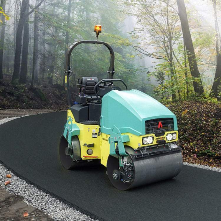 Malbiksvaltari ARX26-2 við malbikun á göngustíg