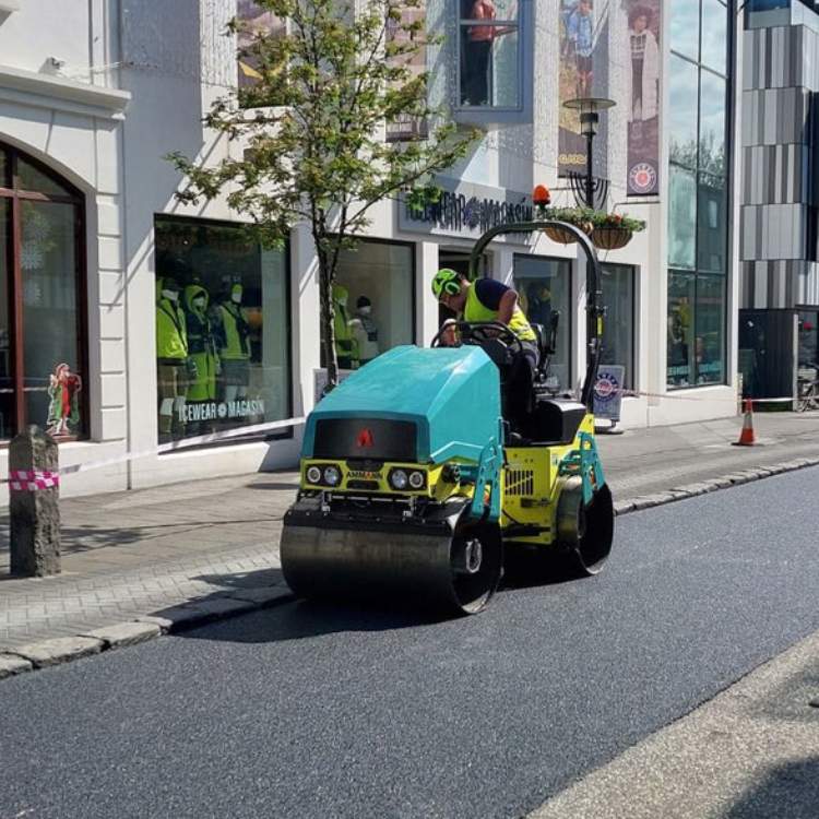 Rafdrifinn malbiksvaltari á laugarveginum á Íslandi