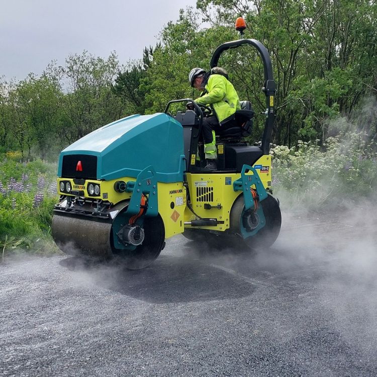 Malbiksvaltari rafdrifinn við malbikun á Íslandi