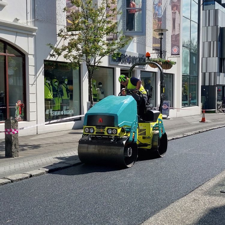 Malbiksvaltari rafdrifinn við malbikun á Laugaveginum í Reykjavík