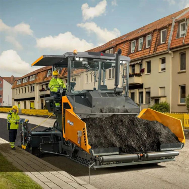 Malbikunarvél ABG4820 við malbikun