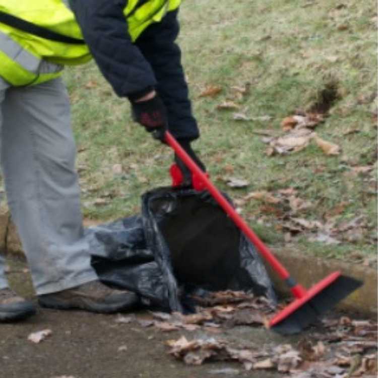 Ruslapokahaldari heldur ruslapoka opnum