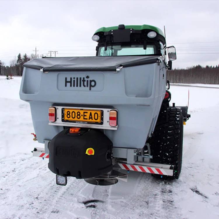 Saltdreifari 600TR á dráttarvéla við saltdreifingu