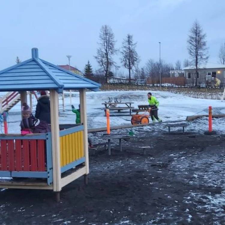 Hálkuvörn á leikskóla með litlum sanddreifara