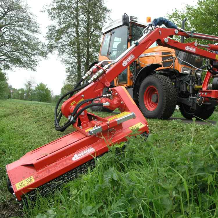 Gras við vegbrún slegið með sláttuvél og armi á dráttarvél
