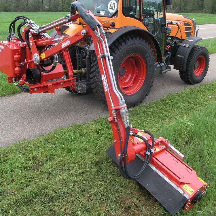Sláttuvél TMK10 slær gras við vegbrún