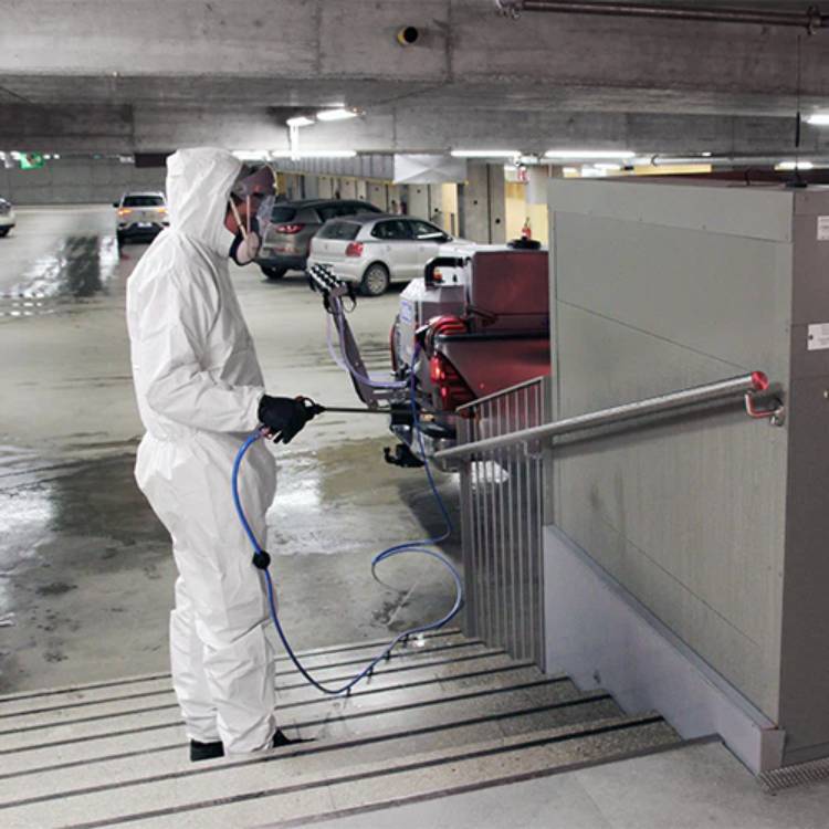 Sótthreinsibúnaður Spraystriker sótthreinsar handrið í bílakjallara