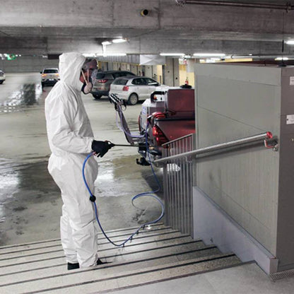 Sótthreinsibúnaður Spraystriker sótthreinsar handrið í bílakjallara