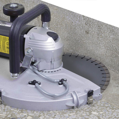 Sagað í kverk með steinsög C16