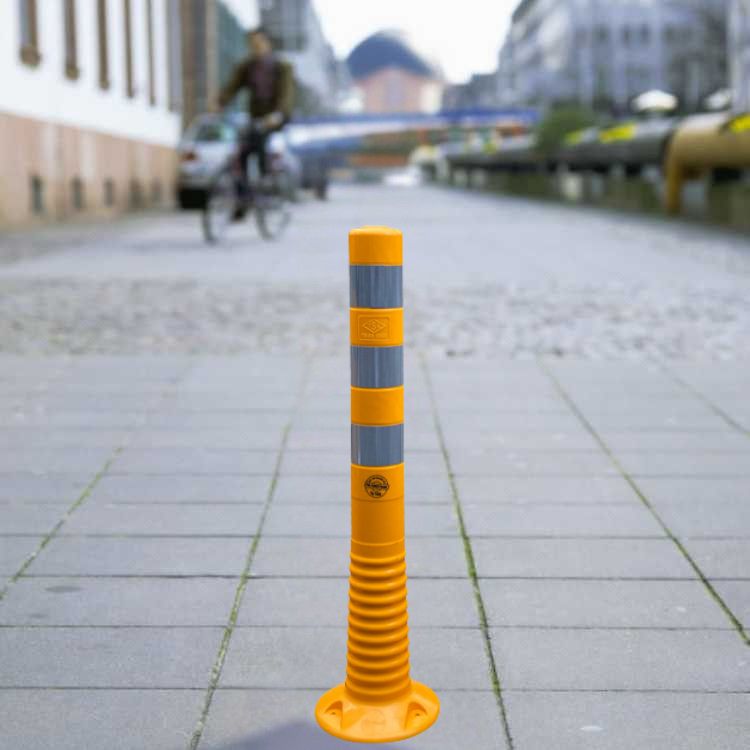 Sveignalegur staur við gangstíg