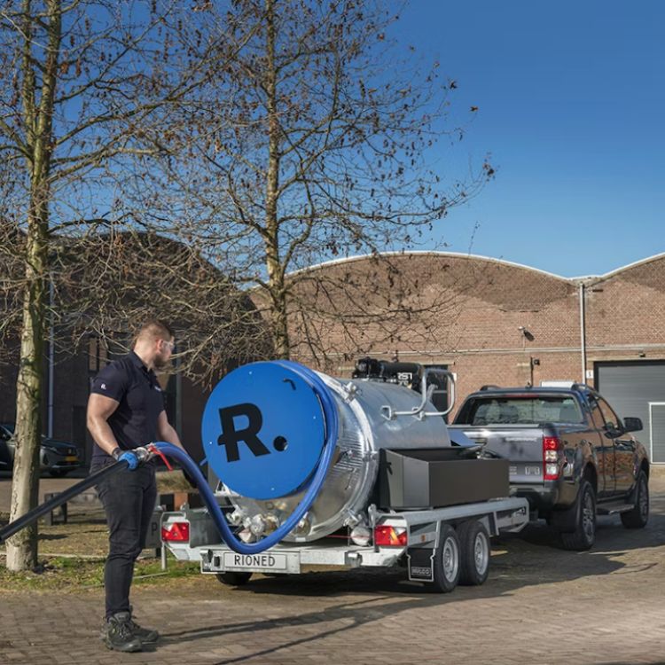 Tankur R2 notaður við að losa úr niðurfalli