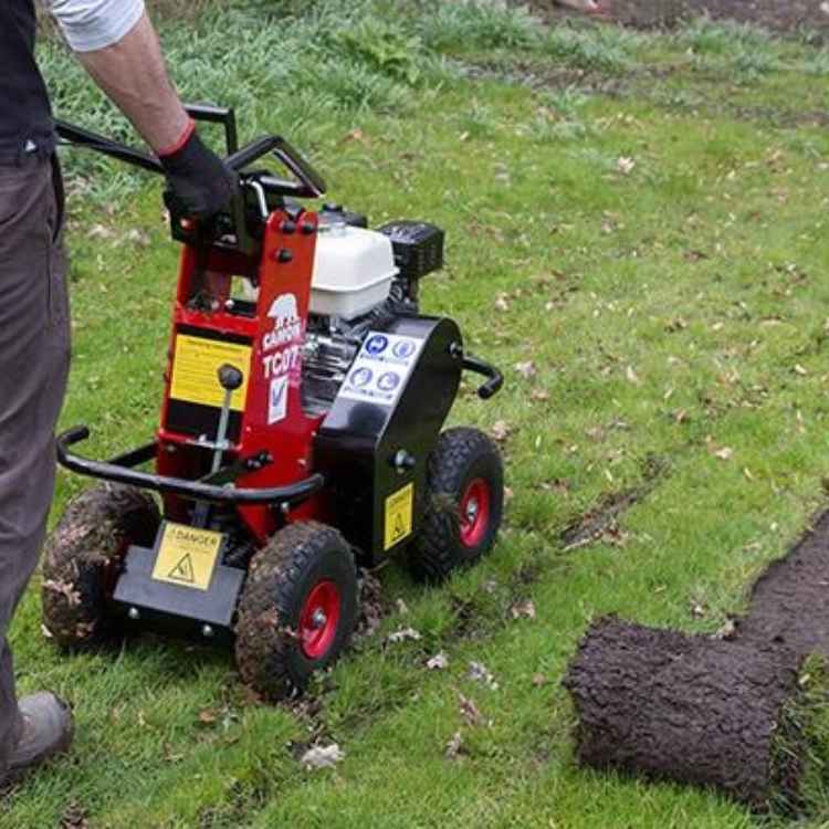 Torfskurðarvél sker og fjarlægir torf