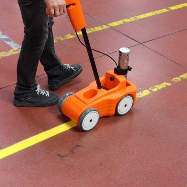 Vagn notaður við línumerkingar í vöruhúsi