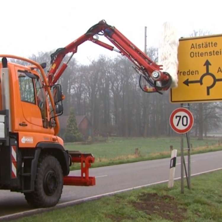 Skilti þvegið með búnaði á armi